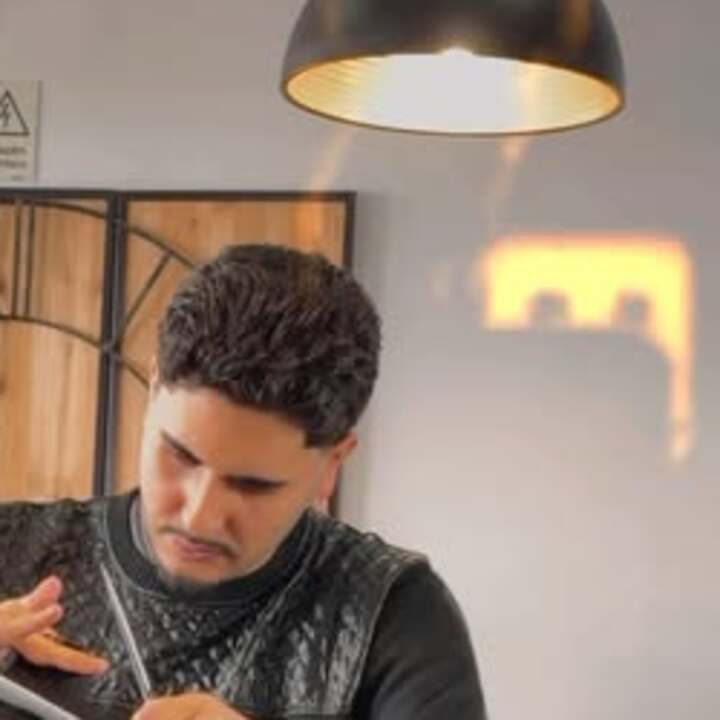 Barbeiro a trabalhar